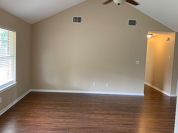 4th image of 412 Williamsburg Ave