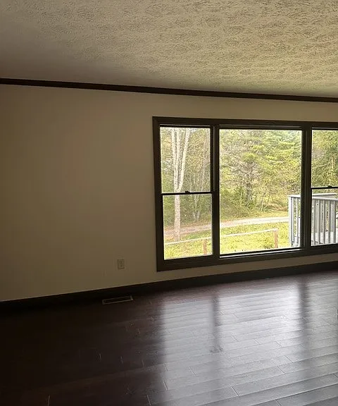 205 Canterbury Ln — Photo 3