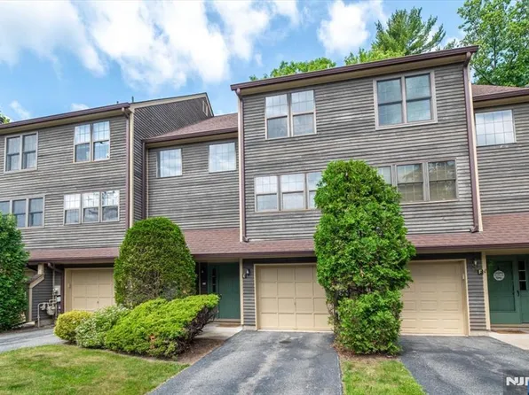 23 Foxboro Ln APT E, West Milford, NJ 07480