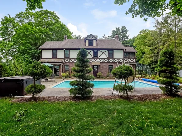 12 Old Post Rd, Cos Cob, CT 06807