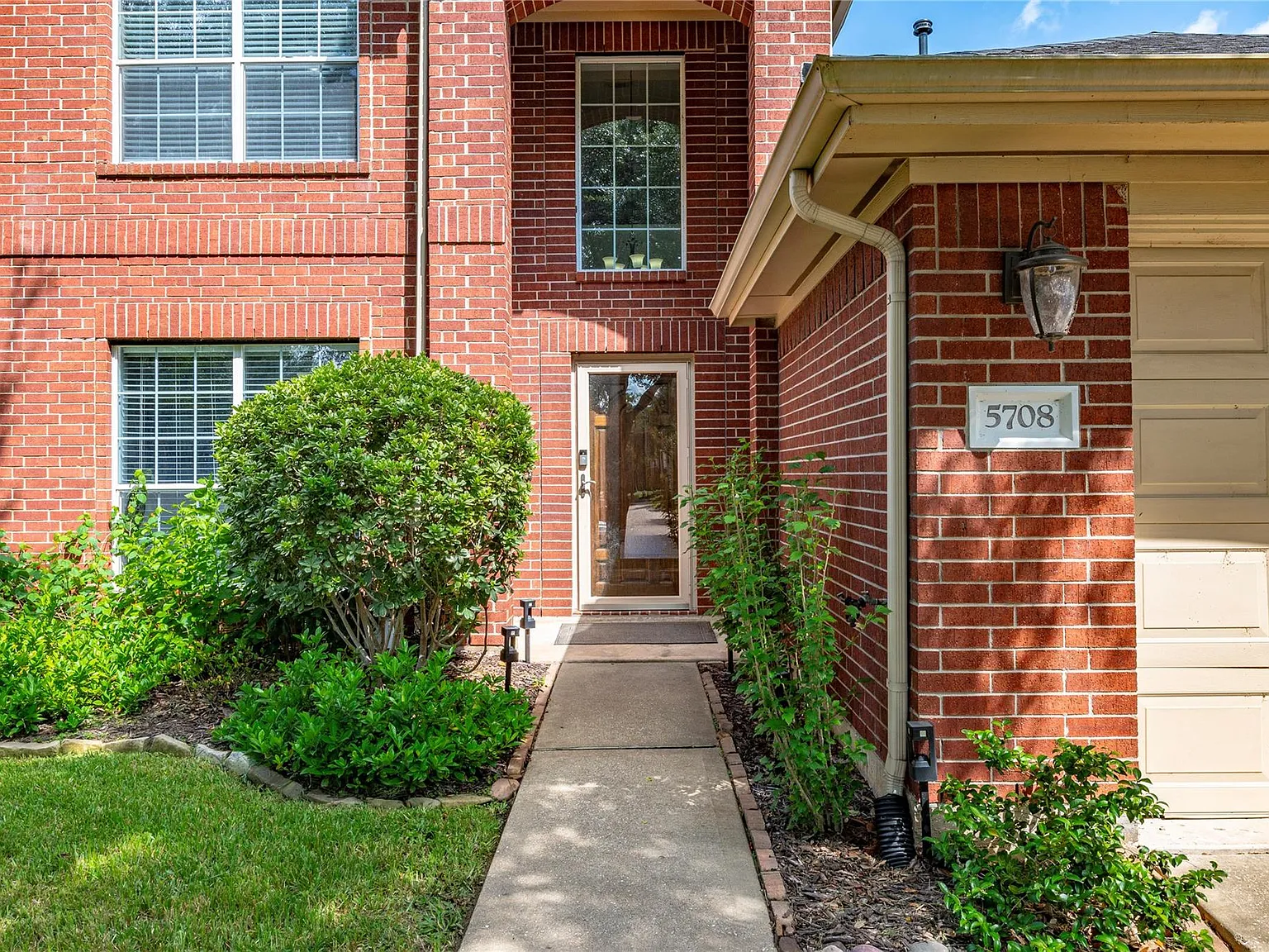 4 bed, 2.5 bath, 2119 sqft, $2,400 — Photo 3