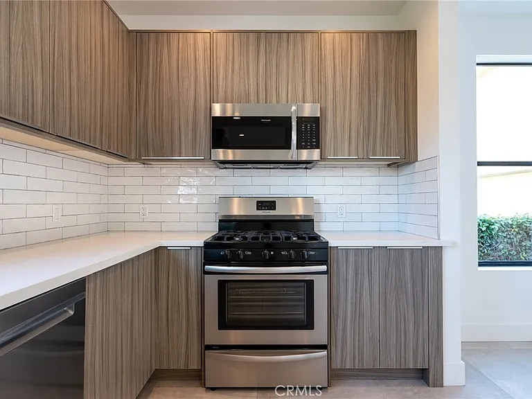 1805 S Longwood Ave — Photo 4