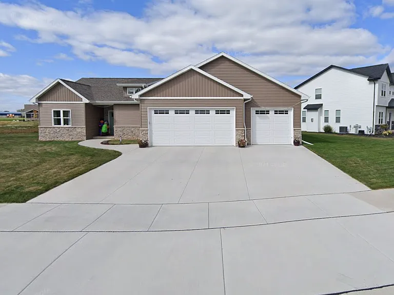 N8739 Connor Cir — Photo 1