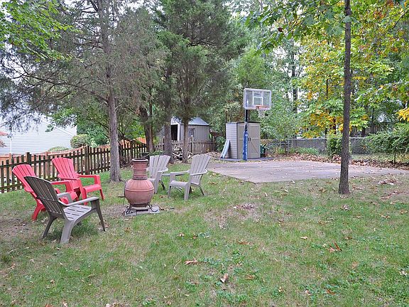 Large, Lvl, Fenced Backyard