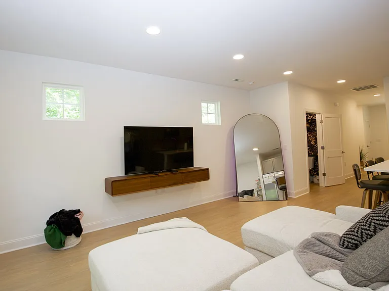 381 James St — Photo 19