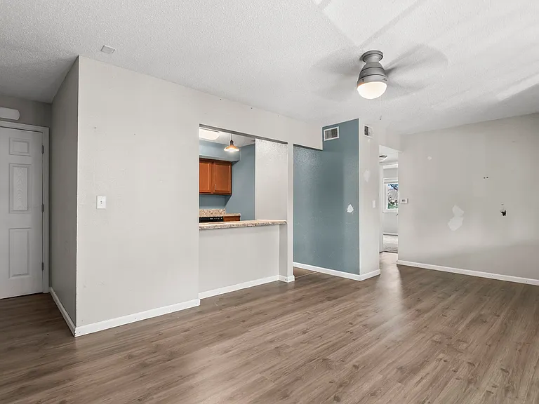 2305 Cherry Hills Dr #204 — Photo 2