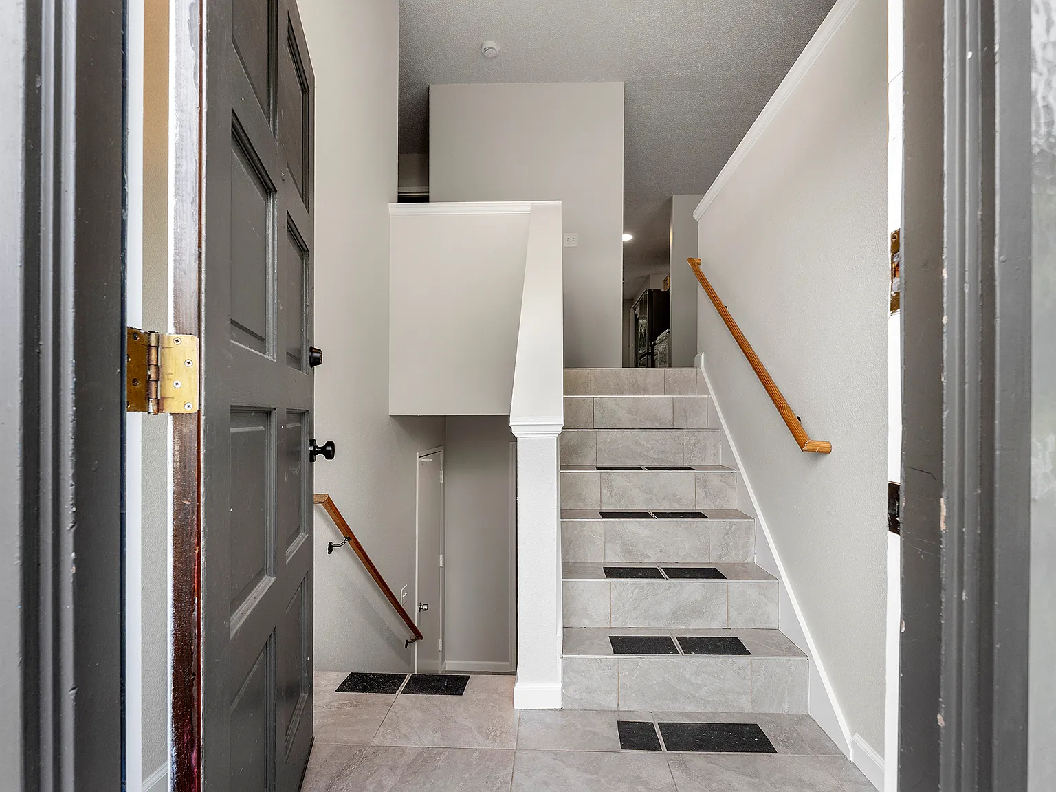 3 bed, 2200 sqft, $3,400 — Photo 4