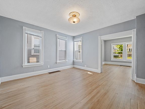 5th image of 937 Thomas Ave