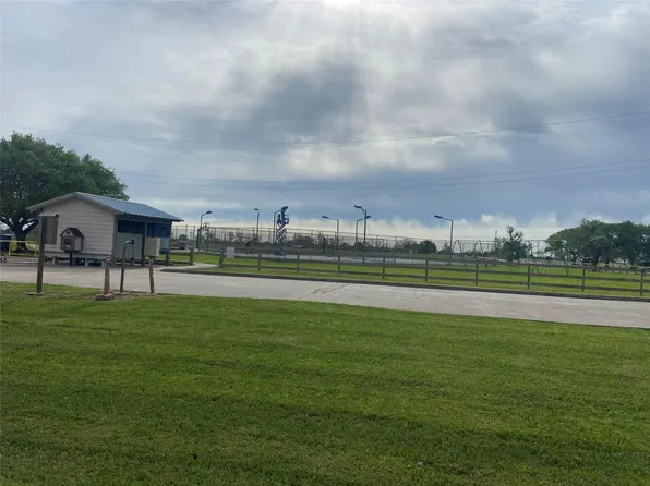 318 Brahman Trl, Angleton, TX 77515