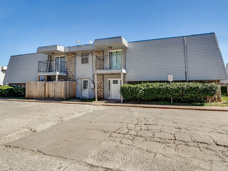 6032 Nw Expy #D — Photo 3