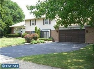 2015 Carlson Dr, Willow Grove, PA 19090