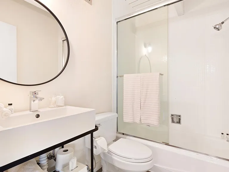 En-suite bathroom with a clean and crisp design