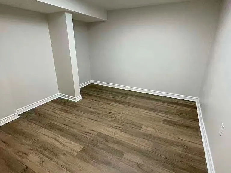 172 Highglen Ave — Photo 8