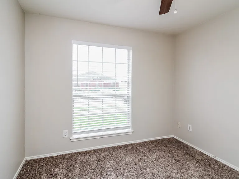 2841 Saint Croix Ave — Photo 10