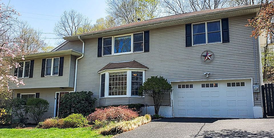 1st image of 15 Hillview Dr