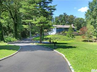 516 Caledonia Rd, Dix Hills, NY 11746