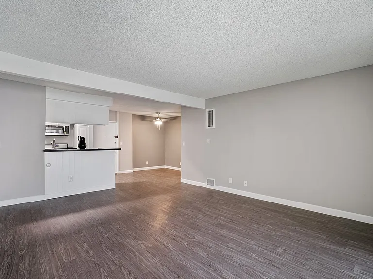 5830 Reseda Boulevard — Photo 32