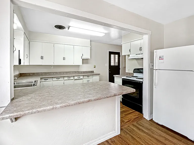 506 N Ash St — Photo 6