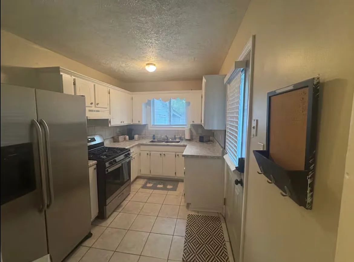 3 bed, 900 sqft, $1,900 — Photo 1