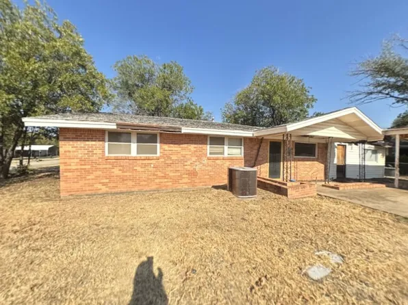 310 Combs St, Quanah, TX 79252