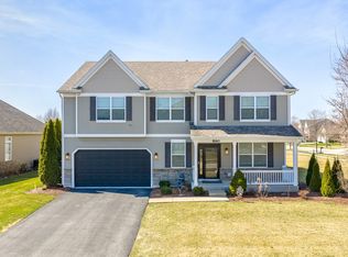 890 Stratford Dr, North Aurora, IL 60542