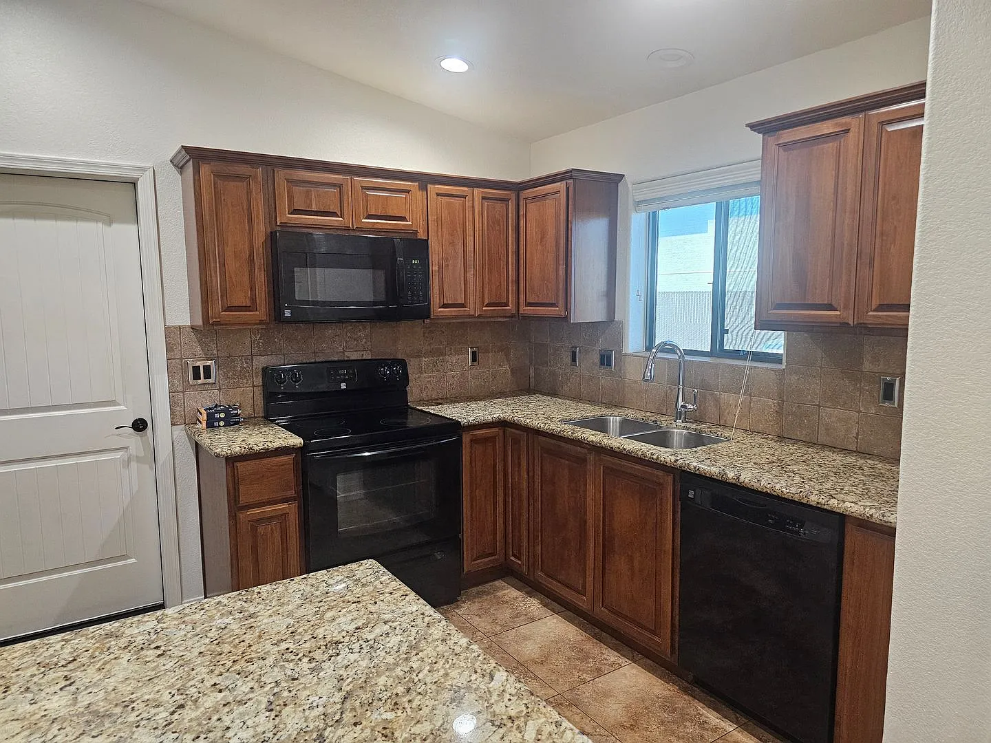 Ready To Move In!! Just Finished Updating!!Unfurnished Long Term — Photo 3