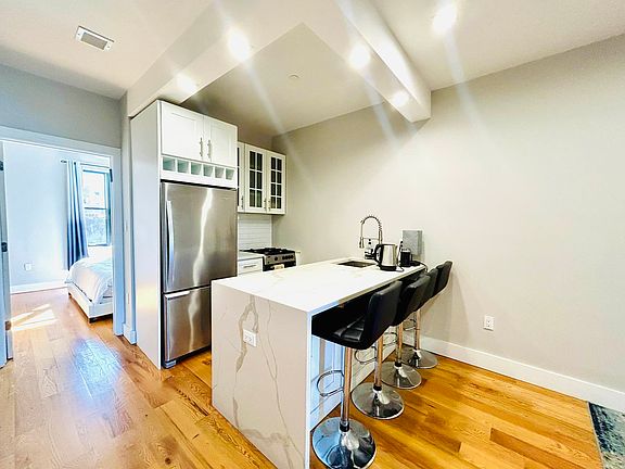 4th image of 66 Somers St #3