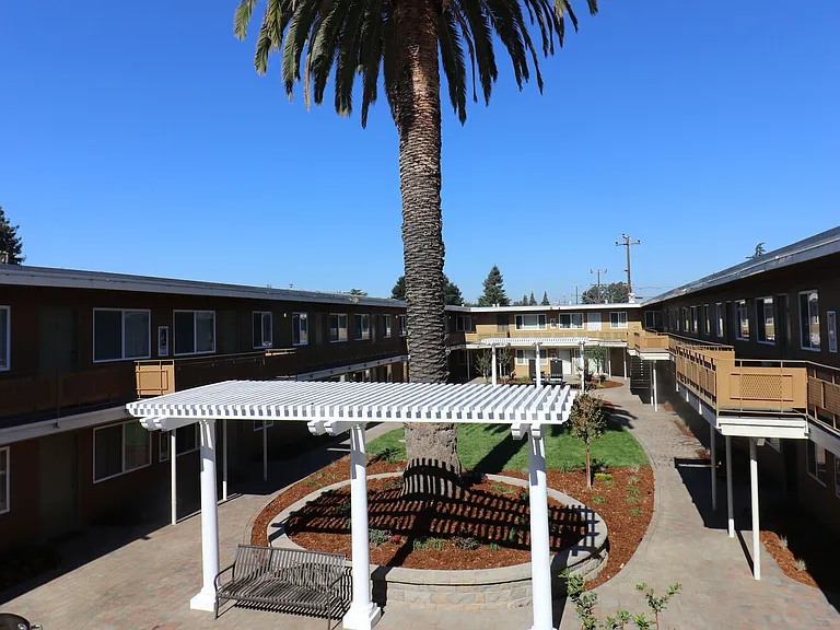 Coral Gardens Apartments — Photo 20