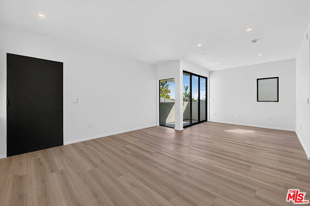 2 bed, 2.0 bath, 950 sqft, $4,999 — Photo 4