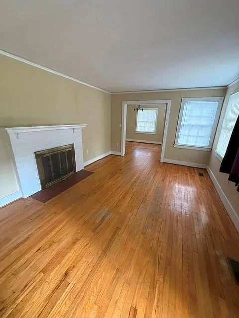 3 bed, 1.0 bath, 1044 sqft, $1,295 — Photo 2