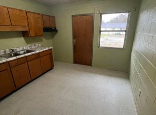 250 S Monroe St, Lyons, GA 30436