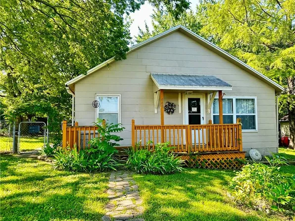 449 Muncie Rd, Leavenworth, KS 66048