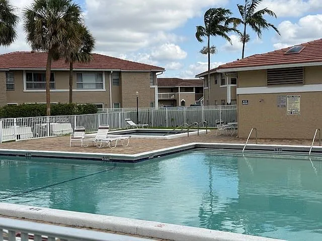 922 Twin Lakes Dr #922 — Photo 2