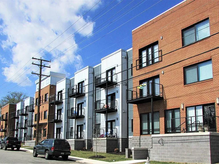909 Perry St — Photo 1