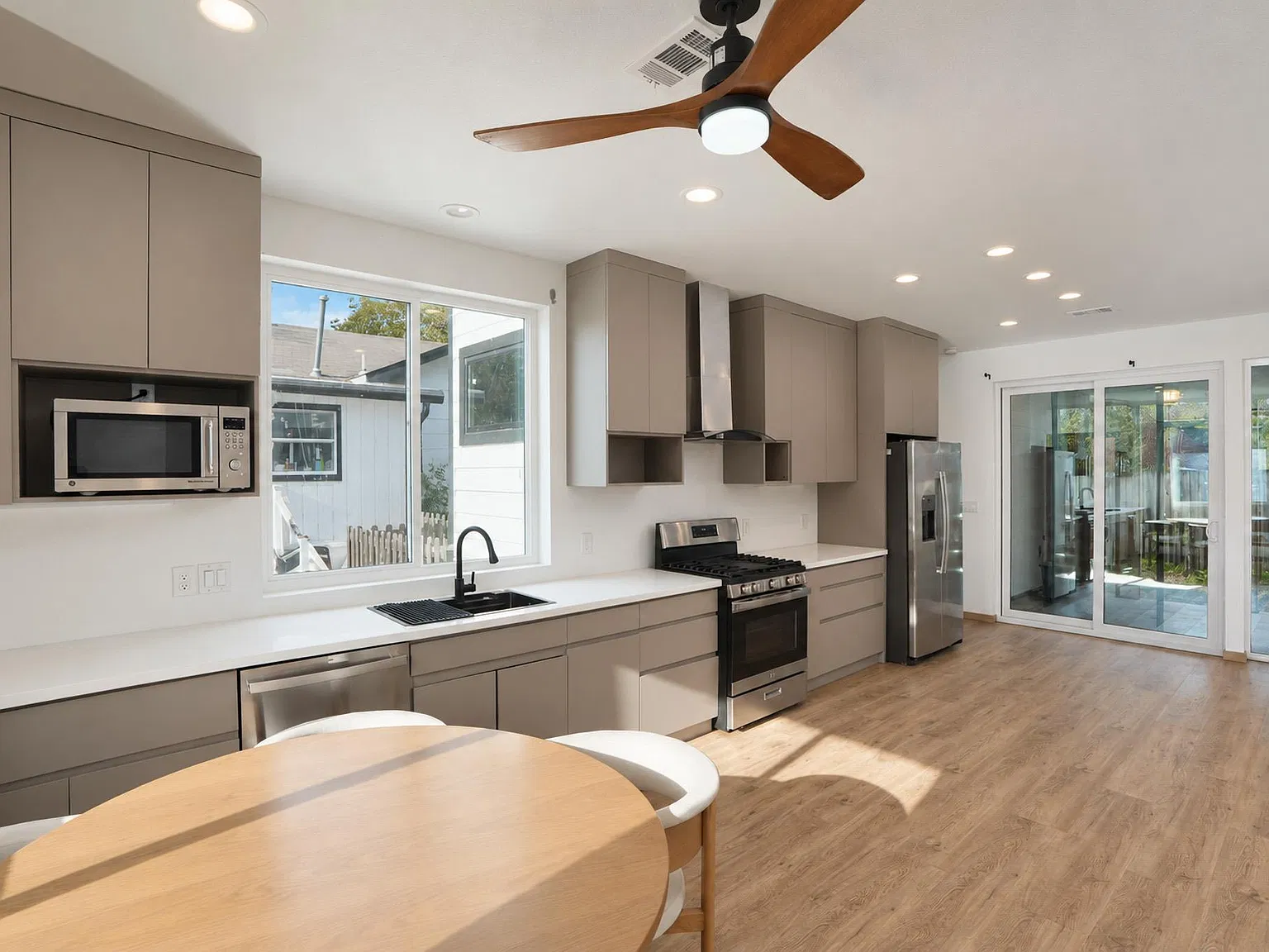 2 bed, 2.0 bath, 1906 sqft, $2,950 — Photo 3