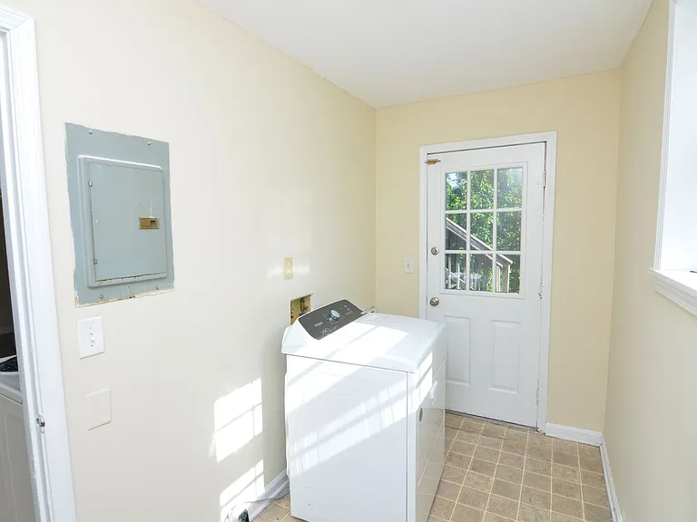 708 Heidi Ct — Photo 12