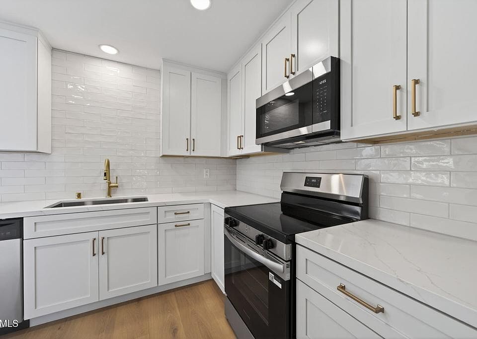 1st image of 151 W Bay Blvd