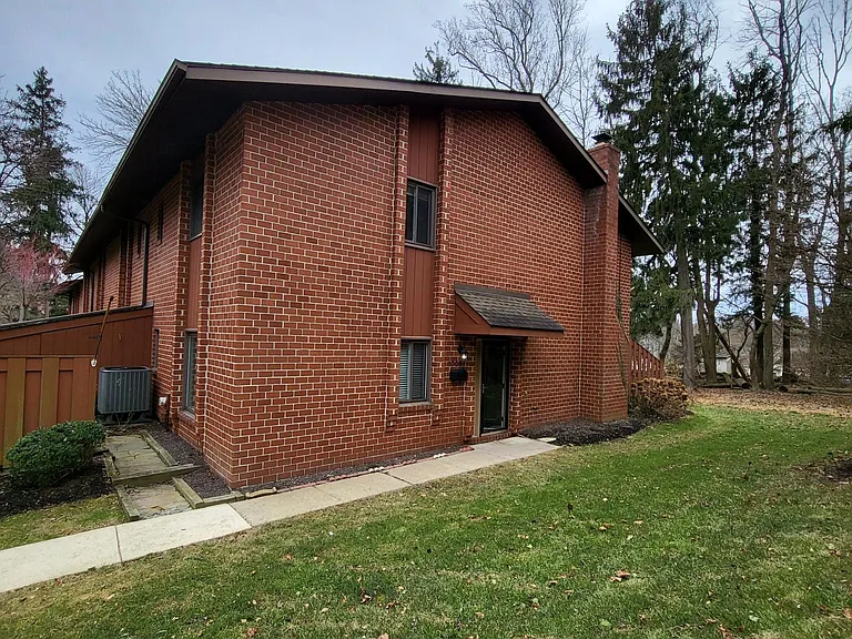 1006 Worthington Dr — Photo 2