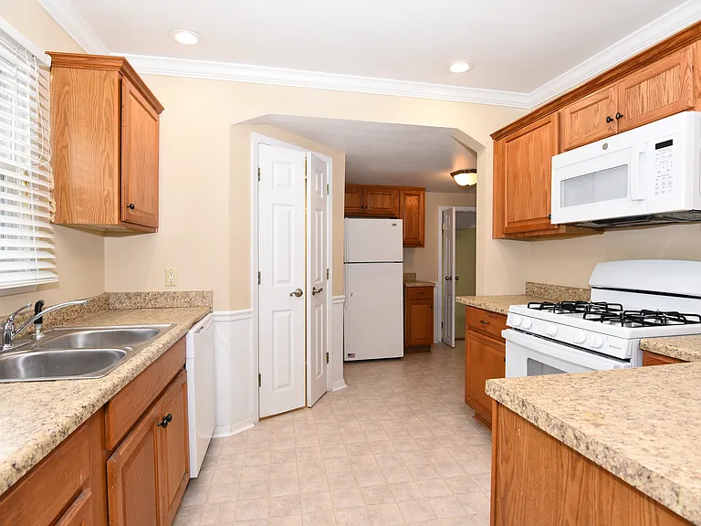 302 E Aquarium Pl — Photo 8