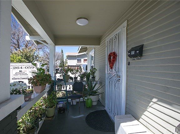 4th image of 805 S Van Ness Ave
