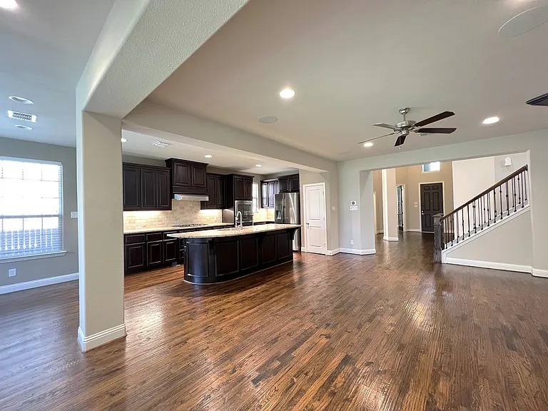 720 Raunald Dr — Photo 6