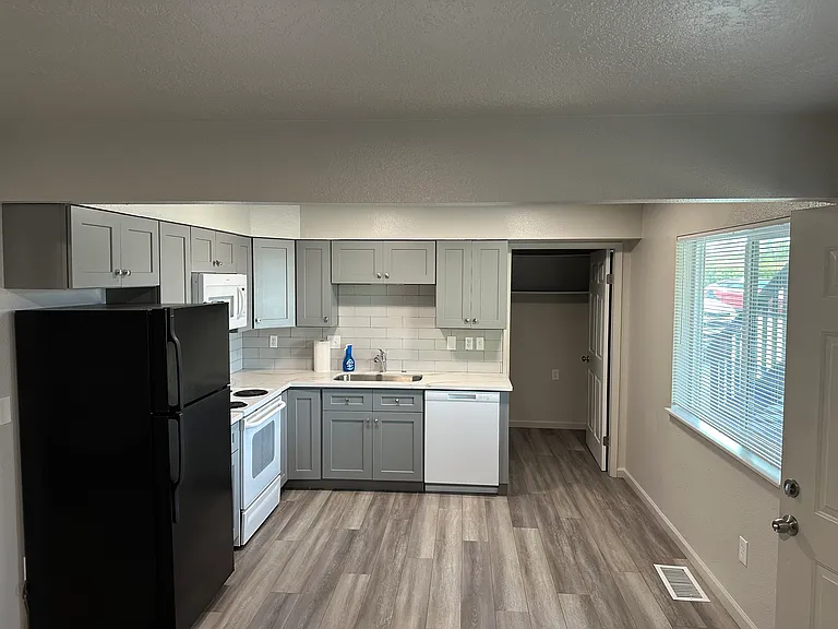 424 Frontage Rd #2 — Photo 4