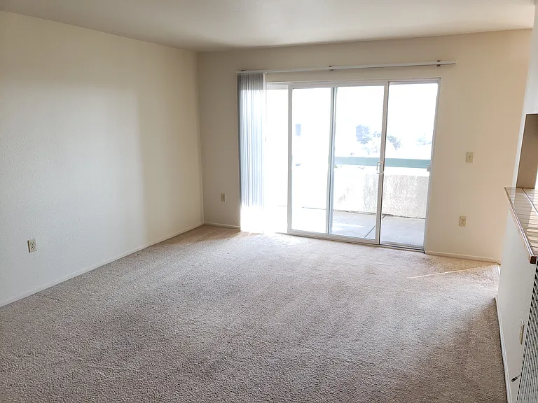 Sunset Vista Apartments — Photo 23