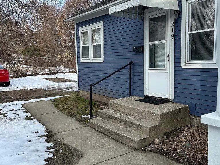 219 College Ave NE — Photo 9