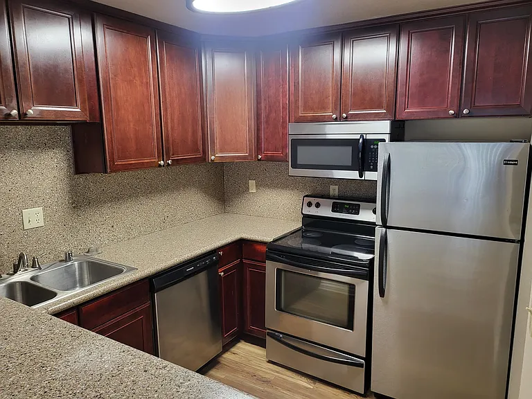 580 Graves Ave — Photo 3