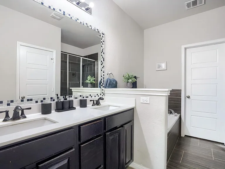 525 N Heatherwilde Blvd — Photo 14