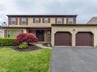8 Scarlet Dr, Parlin, NJ 08859