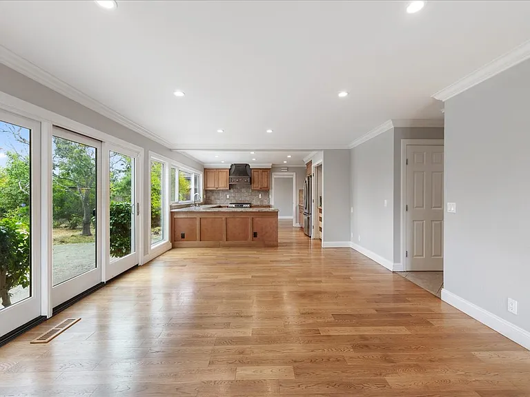 2740 Saint James Rd — Photo 15