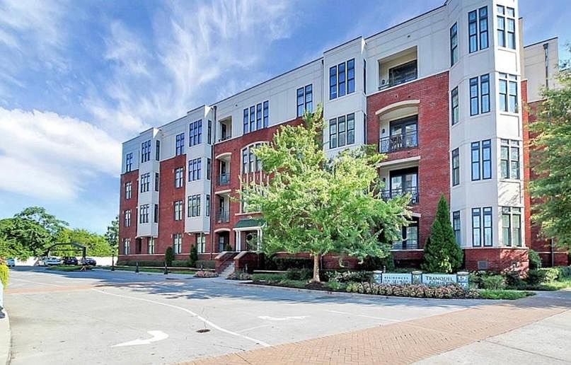 2nd image of 2810 Selwyn Ave Unit 202