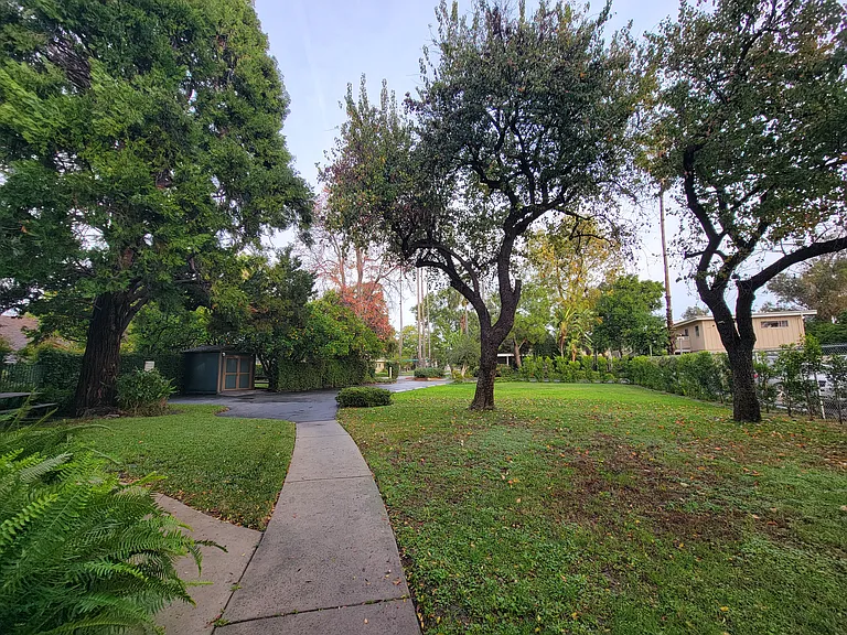 13531 Wyandotte St #9 — Photo 22